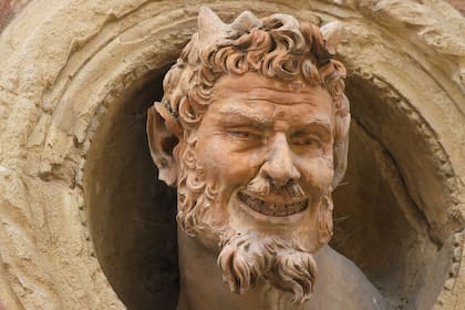 Busto de un sátiro en el Palazzo Bolognini Amorini Salina, en Piazza Santo Stefano, en Bologna, Italia
