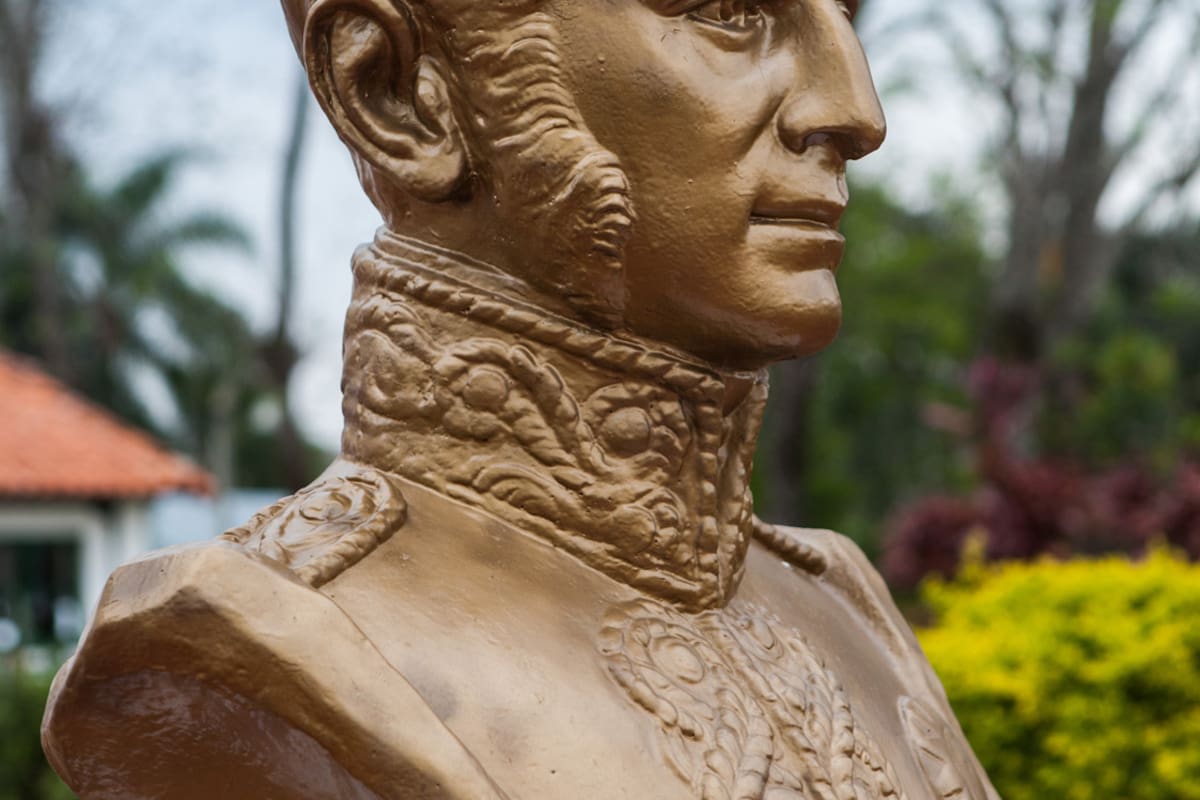 Busto del General Don José de San Martín en la plaza de Yapeyú.