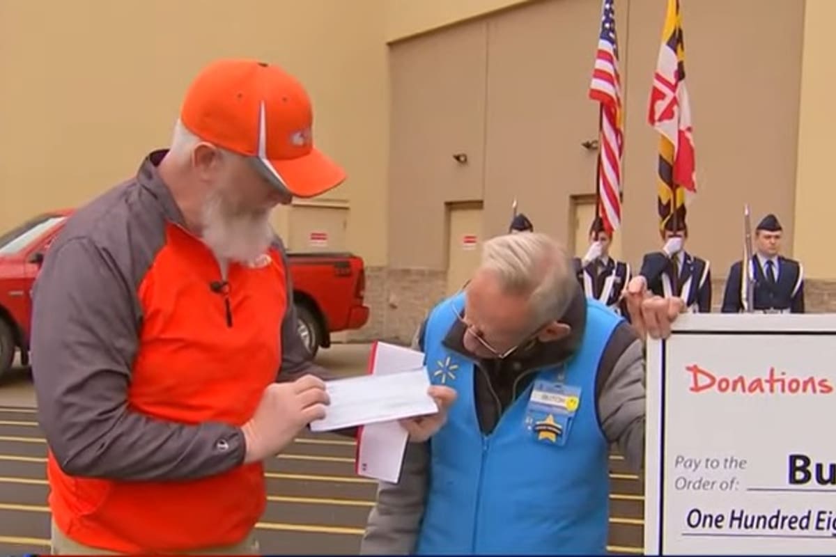 Butch Marion recibe su cheque por más de US$100.000