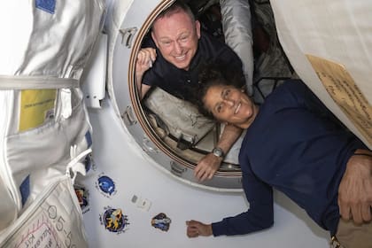 Butch Wilmore y Suni Williams tendrían que haber regresado a la Tierra a principios de junio, y la NASA evalúa la mejor opción para traerlos luego de fallas en su nave, la Boeing Starliner (NASA via AP)
