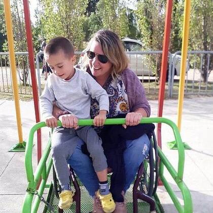 Buzeta con su sobrino. "Sigo siendo la niña del liceo n°13 con casi 32 años. Pero poco a poco visibilizo otras partes de mí, construyo otros relatos"