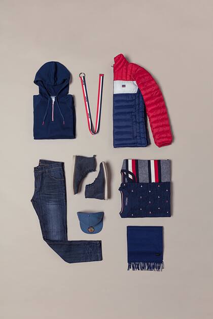 Buzo con capucha (Reebok, $2399), campera multicolor, cinturón (Levis, $6490 y $1290), pantalón (Perramus, $2880), botas acordonadas (Hush Puppies, $4500), suéter rayado y suéter con logo (Tommy Hilfiger, $5998 y $7920), bufanda (Gabatt,$1500), gorra (Reebok, $899).