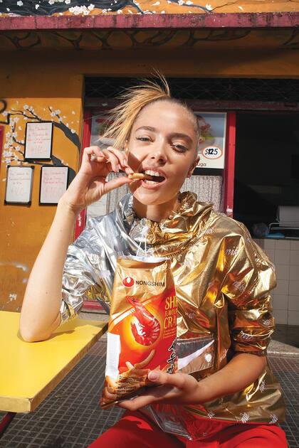 Buzo rompeviento metalizado con capucha (Nike), pantalón palazzo de crepe (Mirta Armesto)