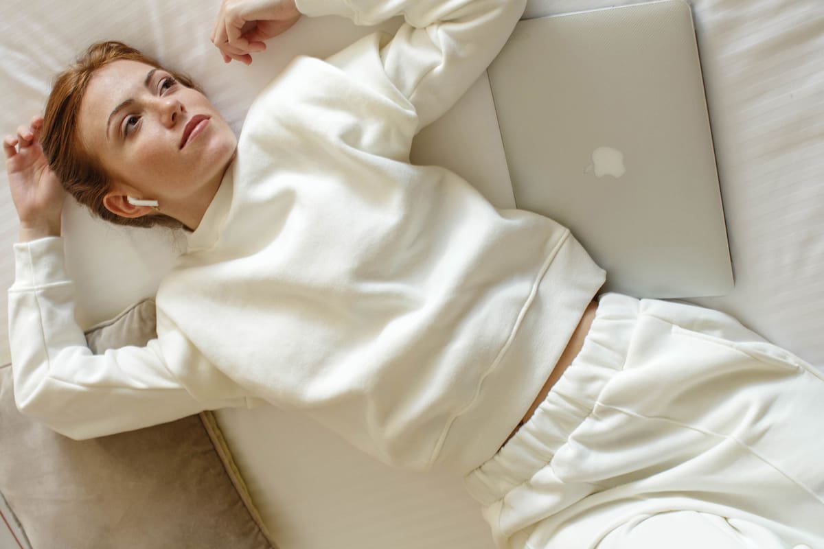 Buzo y pantalón jogger, Why Donna, $7300 y $8400.