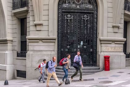 Actualmente avanza un plan de Correo Argentino y de la Ciudad para poner en valor ejemplares dañados