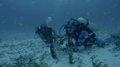 Buzos instalan un dispositivo de grabación submarina en el fondo marino cerca de las Seychelles