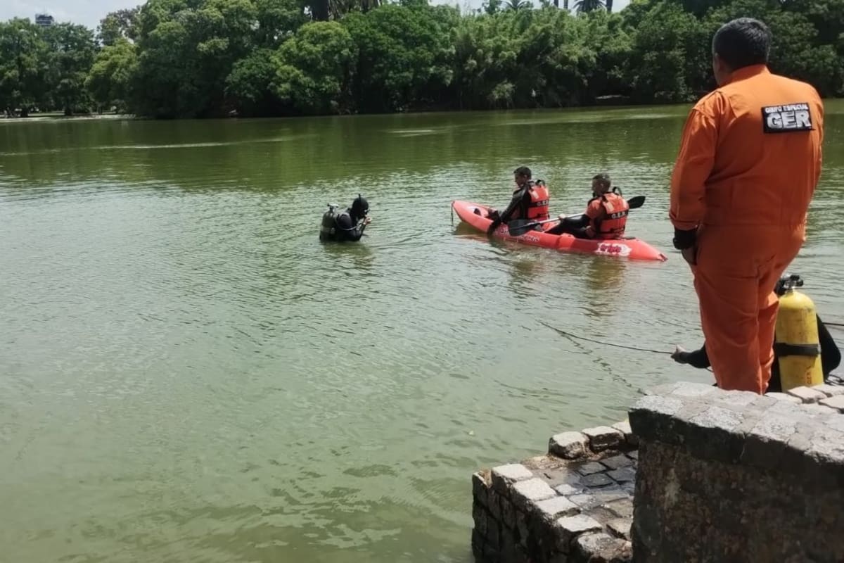 Buzos y nadadores rastrillan el lago de Regatas, en Palermo, tras la denuncia de que un hombre borracho se arrojó al espejo de agua