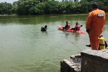 Buzos y nadadores rastrillan el lago de Regatas, en Palermo, tras la denuncia de que un hombre borracho se arrojó al espejo de agua
