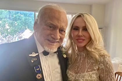Buzz Aldrin posa junto a su flamante esposa,  Anca V. Faur