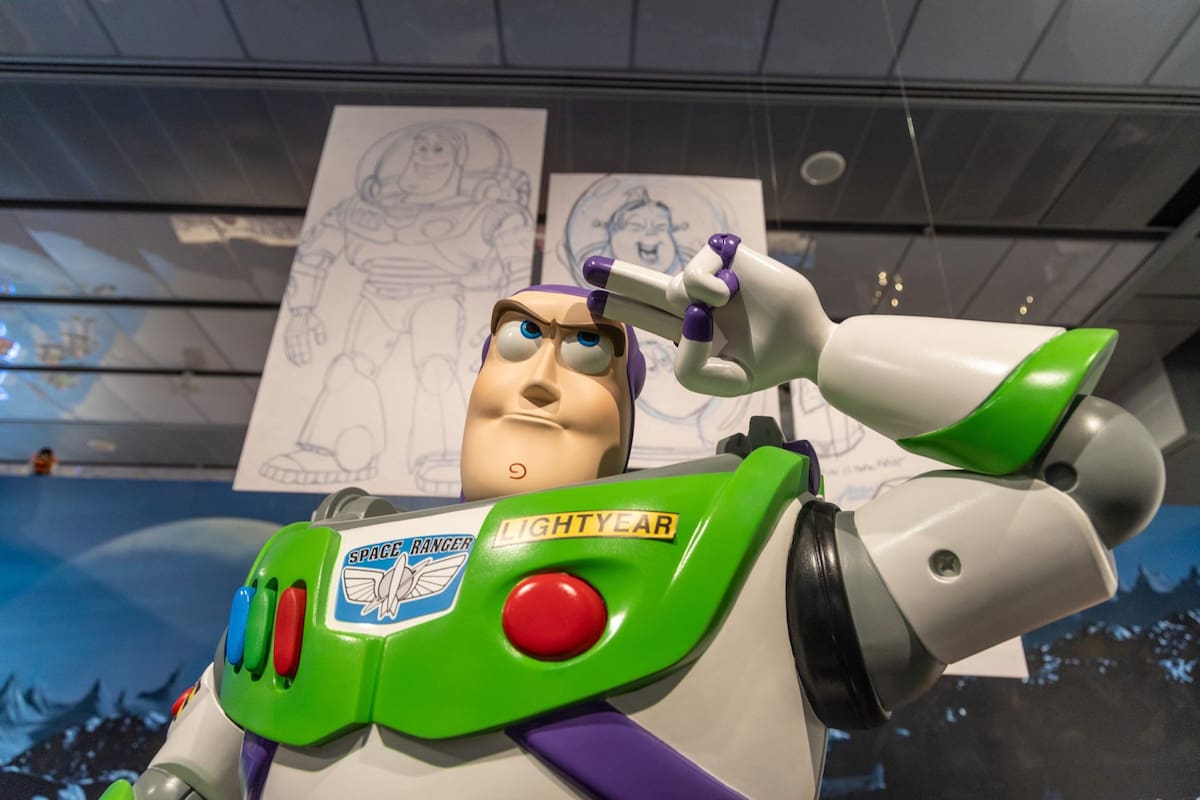 Buzz Lightyear, entre los infaltables personajes de "Toy Story" que reciben en la muestra