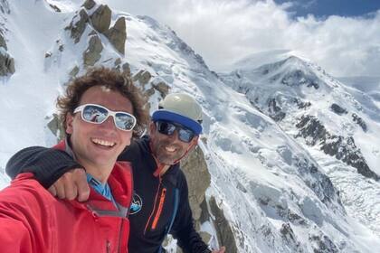 Buzzeiro en los Alpes franceses junto a su amigo.
