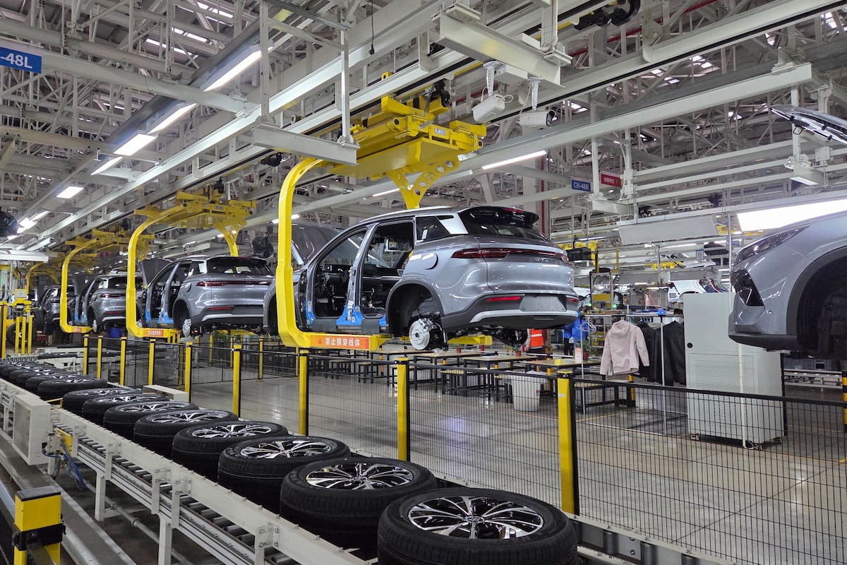 BYD Song Pro en la fábrica en cadena de montaje autos