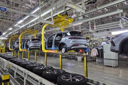 BYD Song Pro en la fábrica en cadena de montaje autos