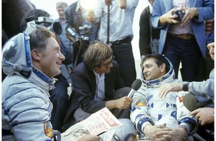 Bykovsky (der) luego del aterrizaje de la nave Soyuz 31 en 1978.