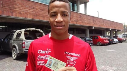 Byron Castillo muestra su cédula durante un conflicto similar que tuvo hace algunos años; al parecer, el documento fue adulterado