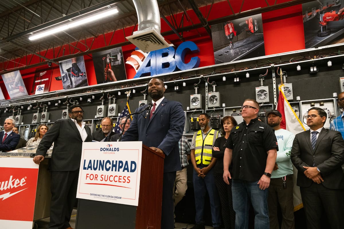 Byron Donalds centra su plataforma hacia la gobernación en el programa "LaunchPad", diseñado para conectar a los jóvenes con empleos de altos salarios sin la carga de los préstamos estudiantiles.