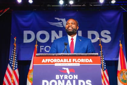 Byron Donalds compite para suceder al gobernador Ron DeSantis en Florida