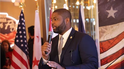 Byron Donalds, el candidato favorito de Trump en Florida, presenta una ley para blindar la frontera