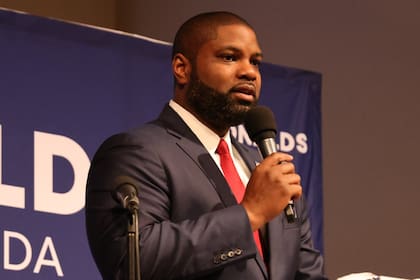 Byron Donalds introdujo a fines de abril la Ley de Reforma de la Inmigración mediante Datos Biométricos (“Reform Immigration Through Biometrics Act“, en inglés).