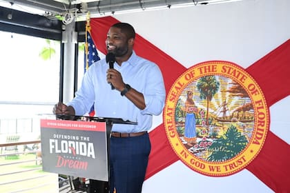 Byron Donalds prevé poner fin a la inmigración ilegal en Florida