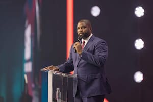 Byron Donalds: “Si se te venció el TPS, te vamos a deportar”
