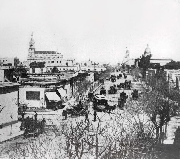 ( c ) 1882. Esquina de Santa Fe y Callao
. El cruce hacia Av. Córdoba, con la iglesia del Carmen a la izquierda y la del Salvador, al fondo, a la derecha.