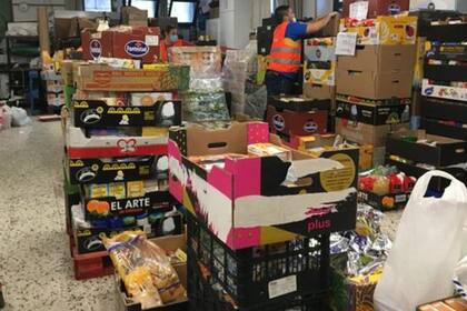 Los alimentos llegan en forma de donaciones públicas y privadas.