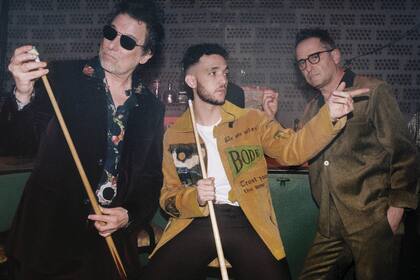 C. Tangana rodeado por Andrés Calamaro y Jorge Drexler