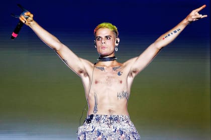 Ca7riel extraña tocar en vivo y le cuesta pensar en nueva música durante el aislamiento. Se compró una Play Station especialmente para pasar la cuarentena