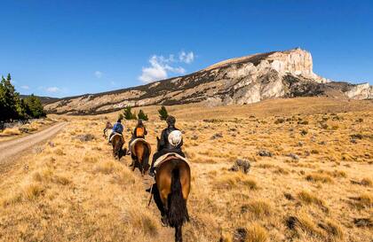 Cabalgata hacia el cerro Astillado. En el horizonte, el cerro La Condorera.