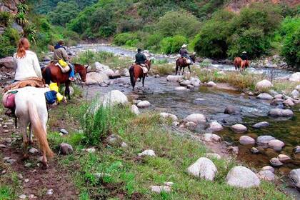 El cruce de un arroyo durante la cabalgata.