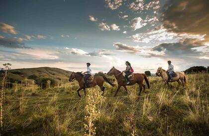 Cabalgata en los cerros de Mariscala, en la propiedad de la posada de campo El Balcón del Abra.