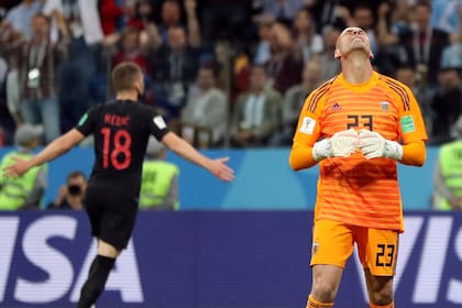 Wilfredo Caballero se lamenta por su error en la salida del equipo que propició el gol de Croacia en el Mundial Rusia 2018.