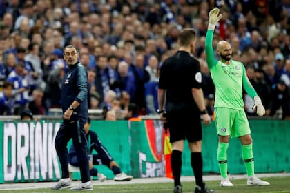 Caballero espera para ingresar al partido