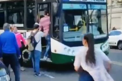 Caballito: agredió con una llave francesa a un colectivero y quedó detenido