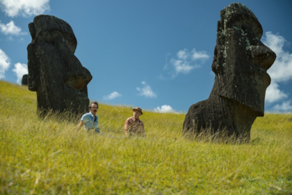 Caballo salvaje nueve llegará a los cines del país el 12 de noviembre. La película de Martin McDonagh se filmó durante tres meses en la Isla de Pascua. El rodaje incluyó también escenas en Santiago de Chile