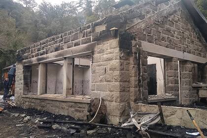 Cabaña Los Radales incendiada en Villa Mascardi