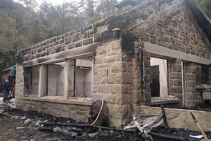 Cabaña Los Radales incendiada en Villa Mascardi