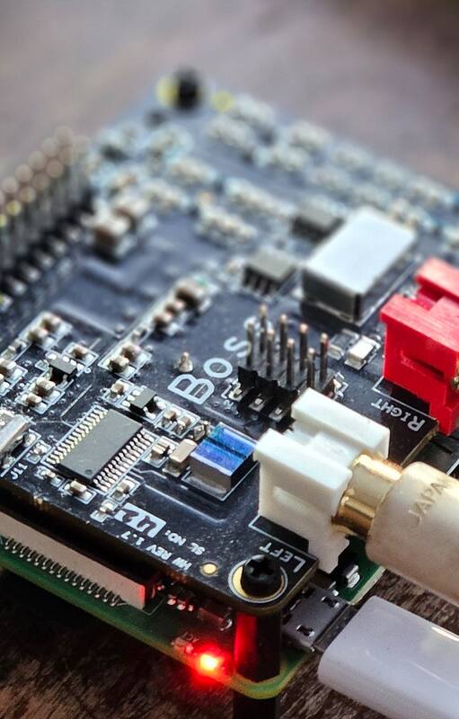 Cabe en la palma de la mano, pero es una computadora (la placa de abajo, una Raspberry Pi 3 A+) con un conversor de digital a analógico adosado encima (la placa visible, una Boss de la firma Allo)