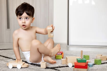 Cabe recordar que se trata de un proceso madurativo, que suele darse entre los dos años y medio y los cuatro años aproximadamente, y será el mismo niño quien brinde las señales para avisar que está preparado