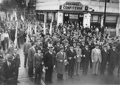 Manifestación de la Juventud Nacionalista en la esquina de la tradicional confitería Pedigree, en la esquina de Serrano. 1939.