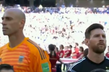 Cabellero miraba la bandera durante el himno