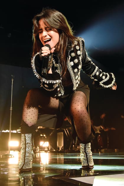 Cabello en el escenario, en abril