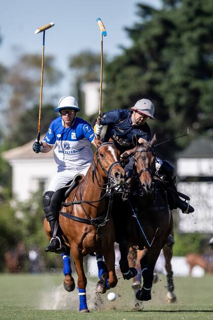 Cabeza a cabeza con Diego Cavanagh por la bocha, en la final contra La Dolfina.