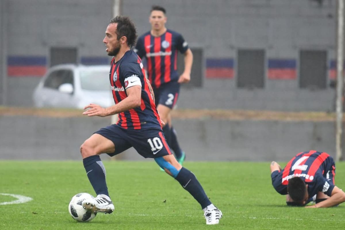 Cabeza levantada y pelota al pie: Fernando Belluschi volvió a sentirse futbolista activo esta mañana en la reserva de San Lorenzo
