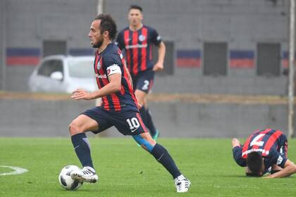 Cabeza levantada y pelota al pie: Fernando Belluschi volvió a sentirse futbolista activo esta mañana en la reserva de San Lorenzo
