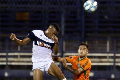 Cabezazo de Harrinson Mancilla, el colombiano que se marchó expulsado a los 45 minutos del segundo tiempo frente a Banfield.