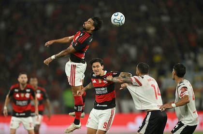 Cabezazo de Lucas Paqueta