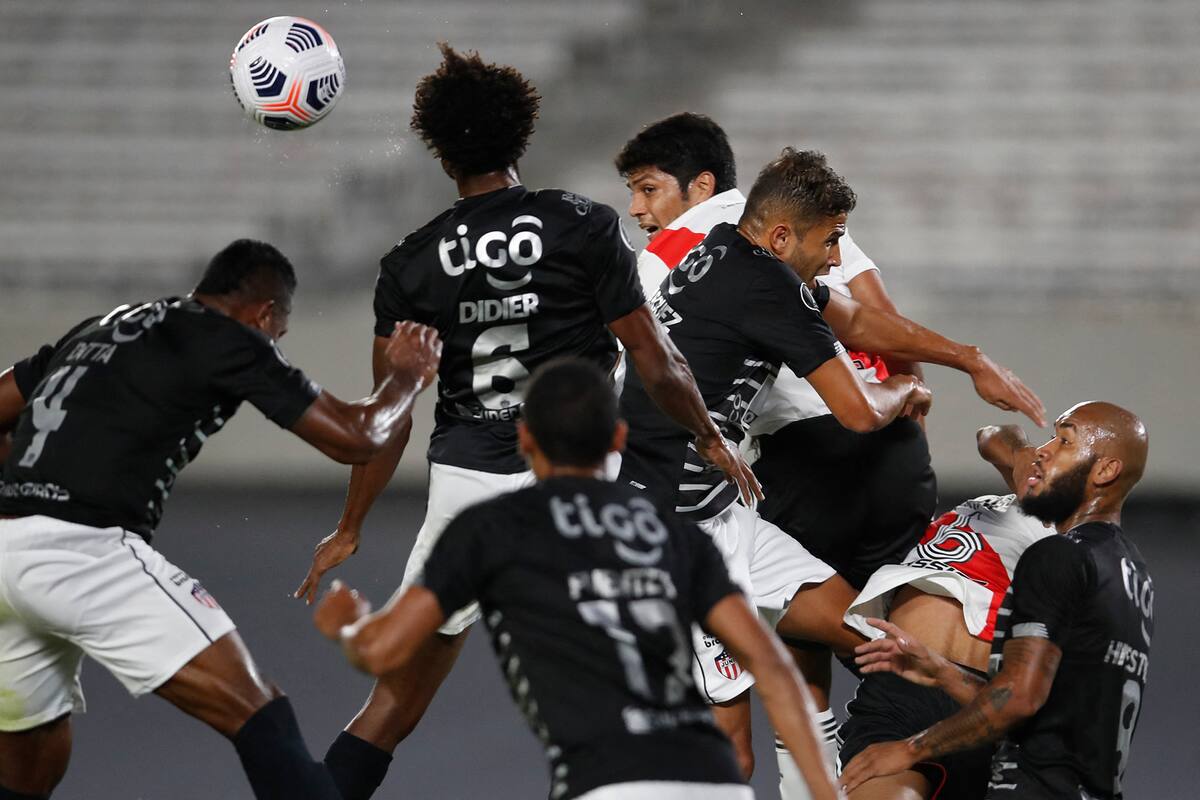 Cabezazo de Robert Rojas entre muchos adversarios; River ganó con merecimientos pero sin holgura.