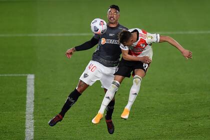 Cabezazo de Romero, una de las chances de River en la primera parte